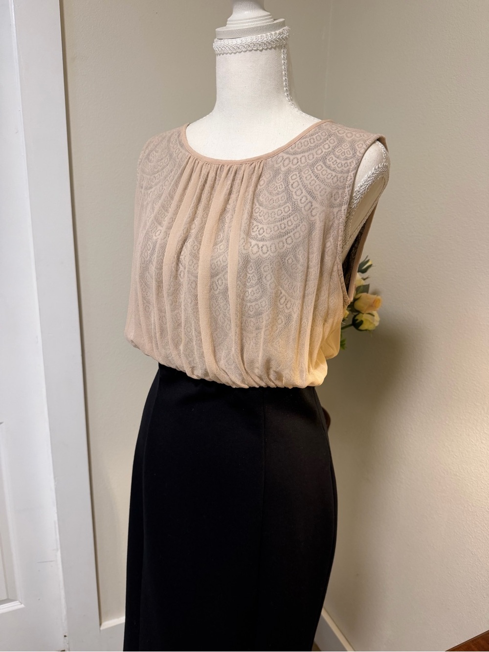 Ted Baker Beige Lace-Overlay Blouson Midi Dress with Black Skirt Button Back 3